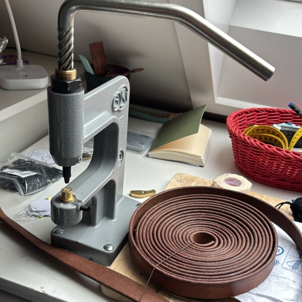 Werkstattfoto Werkstattfoto Lochpresse und Lederrolle